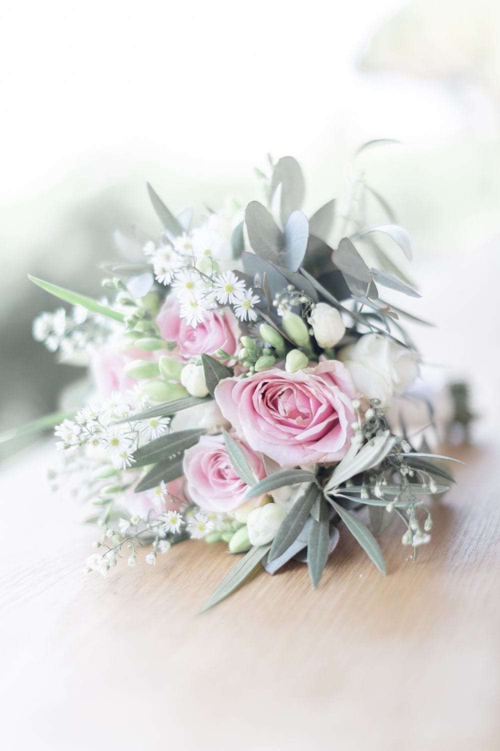 Bouquet de roses pastel et d'eucalyptus dans une lumière très douce