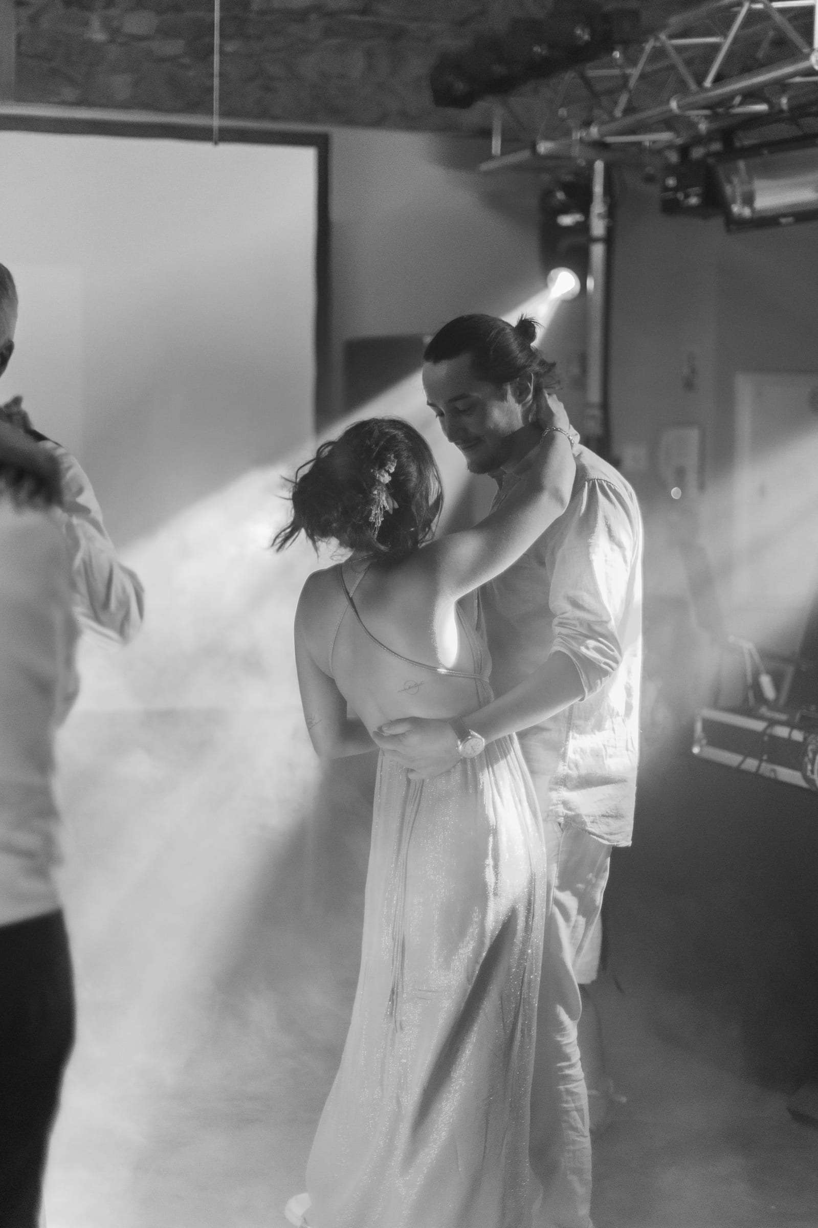Photo noir et blanc de la première danse des mariés dans la fumée
